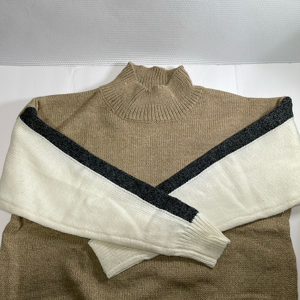 Women’s Medium NWT Mock Neck Sweater.